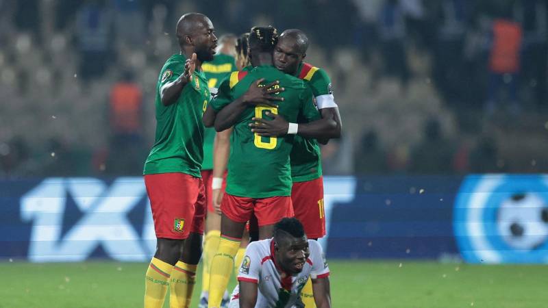 Bộ khung hàng tiền vệ Cameroon